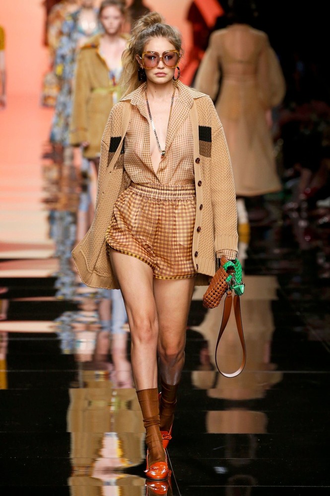 Gigi Hadid để ngực trần catwalk, gợi cảm mơn mởn khó rời mắt - ảnh 2