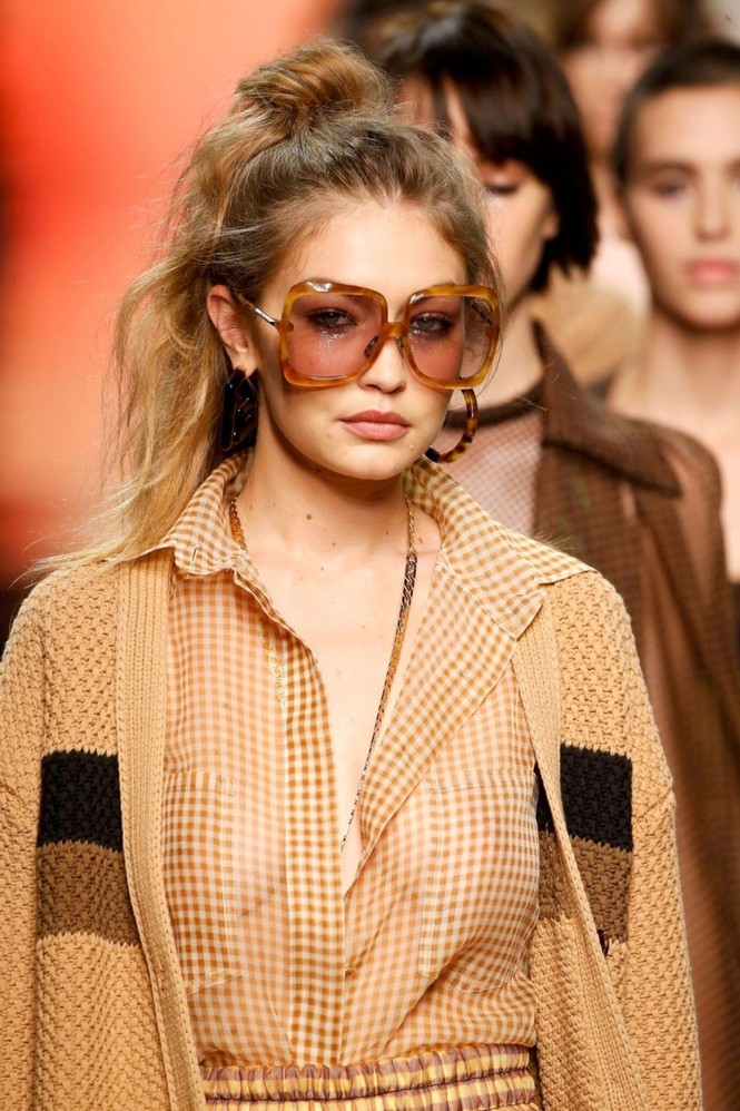 Gigi Hadid để ngực trần catwalk, gợi cảm mơn mởn khó rời mắt - ảnh 3