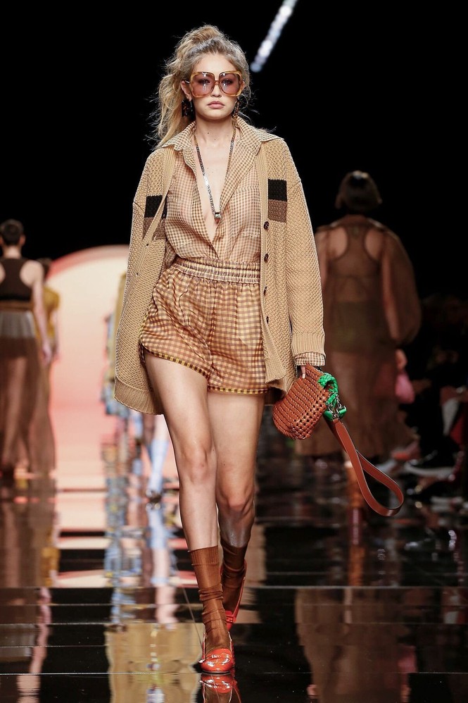Gigi Hadid để ngực trần catwalk, gợi cảm mơn mởn khó rời mắt - ảnh 4