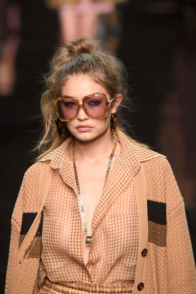 Gigi Hadid để ngực trần catwalk, gợi cảm mơn mởn khó rời mắt - ảnh 5