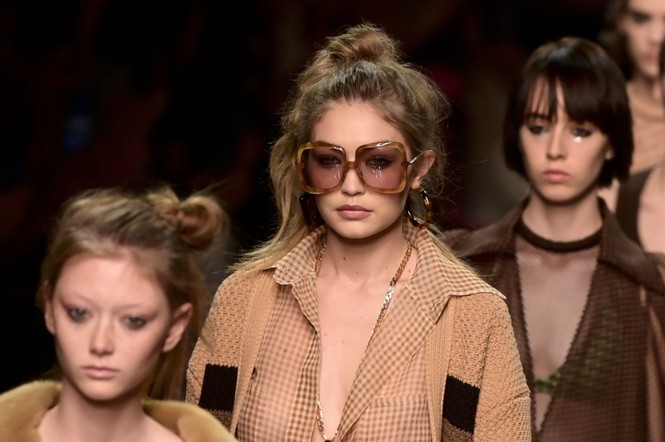 Gigi Hadid để ngực trần catwalk, gợi cảm mơn mởn khó rời mắt - ảnh 6