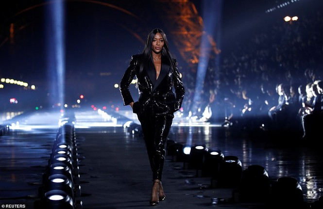 Con gái Cindy Crawford để ngực trần catwalk cùng 'báo đen' Naomi Campbell - ảnh 5