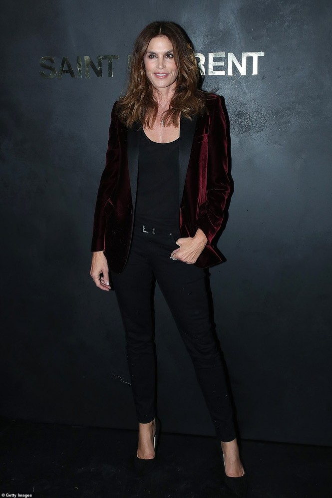 Con gái Cindy Crawford để ngực trần catwalk cùng 'báo đen' Naomi Campbell - ảnh 7