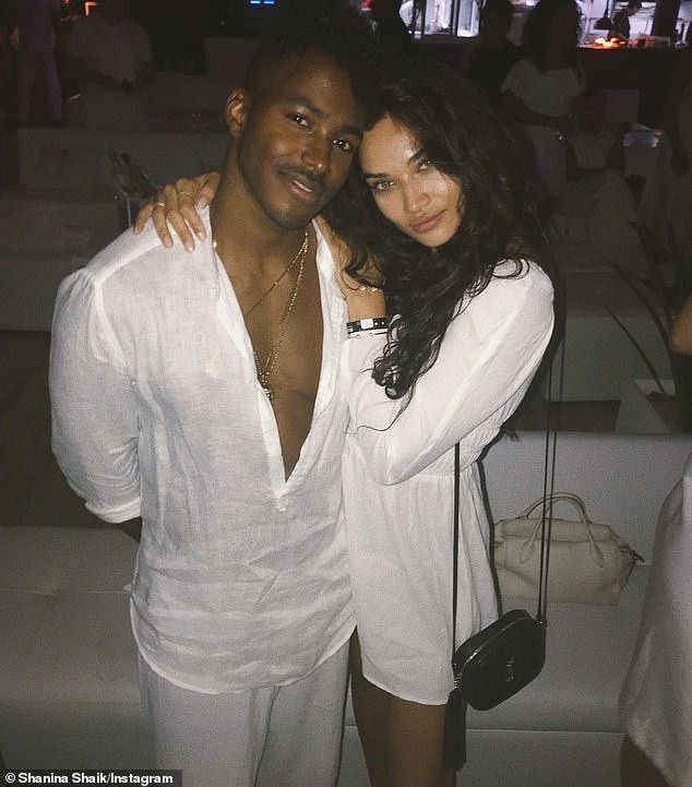 Phô ngực trần trên bìa tạp chí, siêu mẫu Úc Shanina Shaik gợi cảm mê đắm - ảnh 7