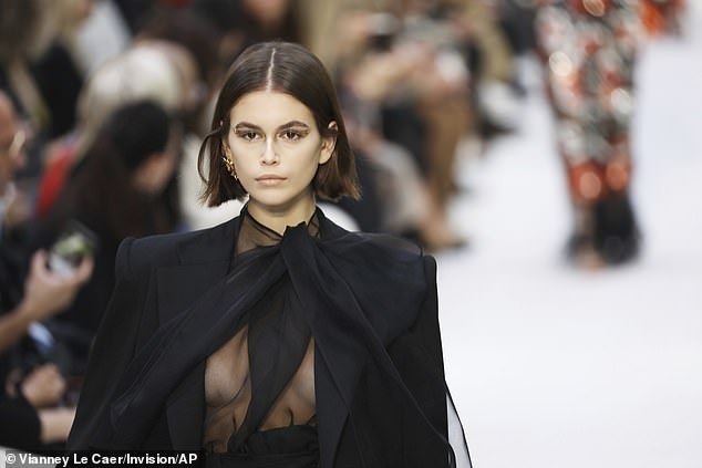 Con gái Cindy Crawford táo bạo phanh áo, khoe trọn vòng 1 trên sàn diễn - ảnh 1