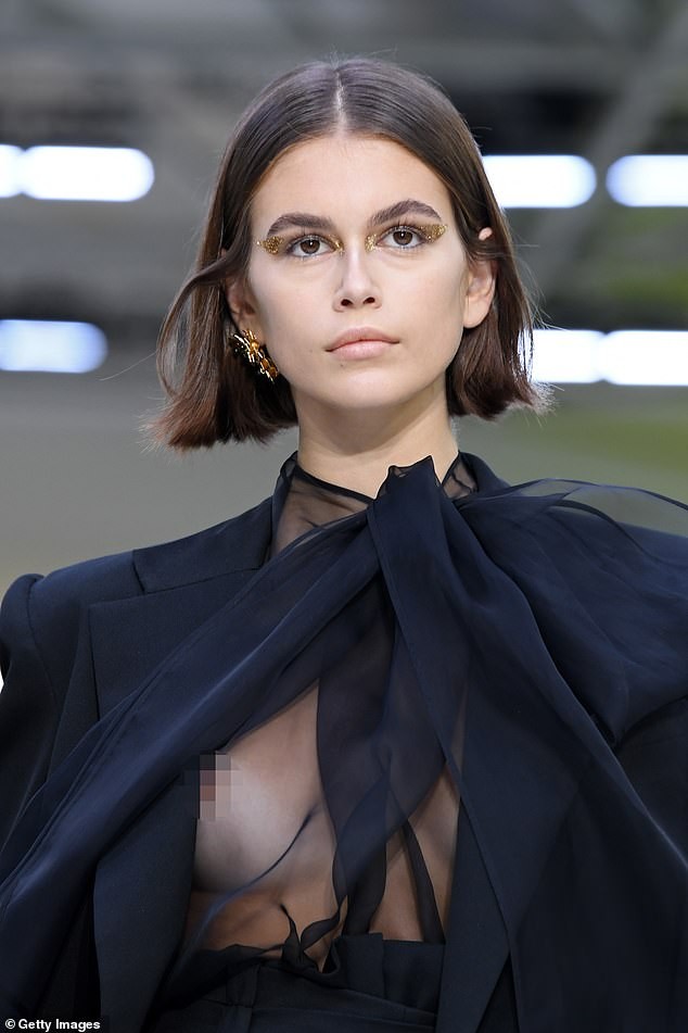 Con gái Cindy Crawford táo bạo phanh áo, khoe trọn vòng 1 trên sàn diễn - ảnh 4