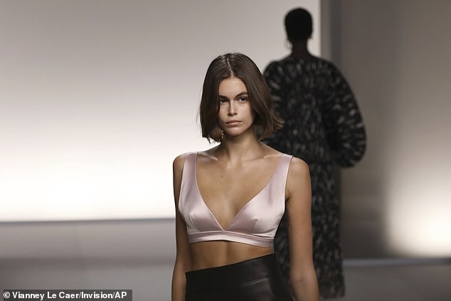 Con gái Cindy Crawford táo bạo phanh áo, khoe trọn vòng 1 trên sàn diễn - ảnh 10