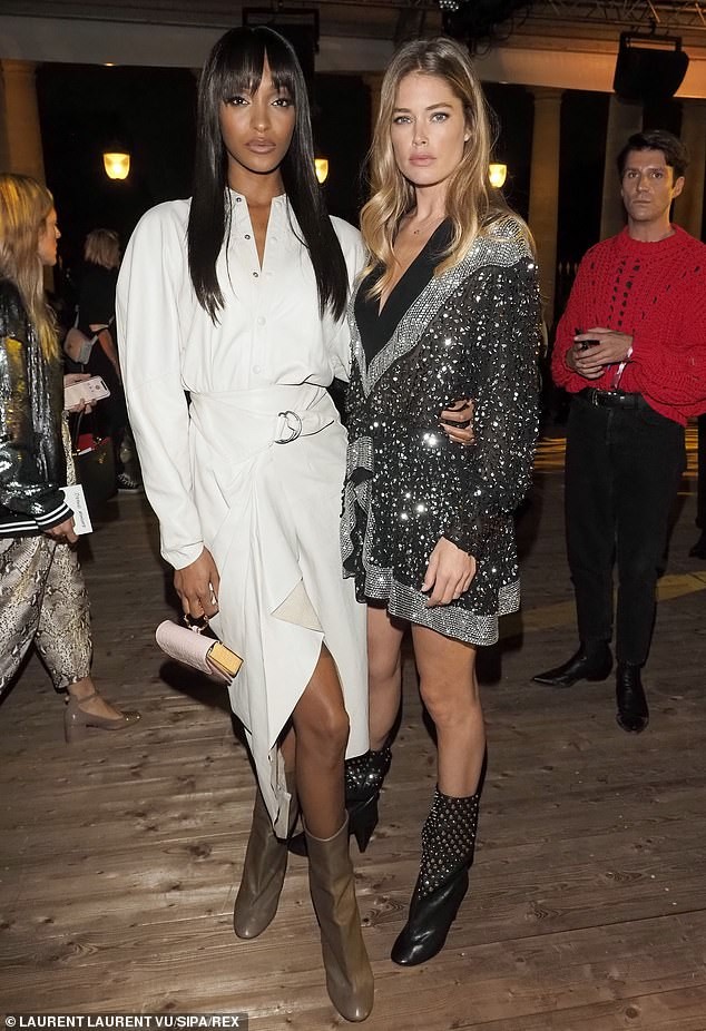 Mẫu nội y Elsa Hosk 'thả rông' vòng 1 với áo mỏng tang đi sự kiện - ảnh 6