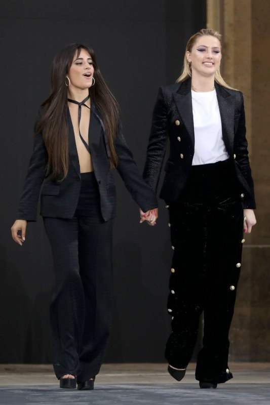 Camila Cabello để ngực trần catwalk - ảnh 3