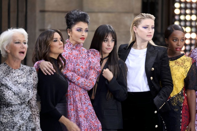 Camila Cabello để ngực trần catwalk - ảnh 4
