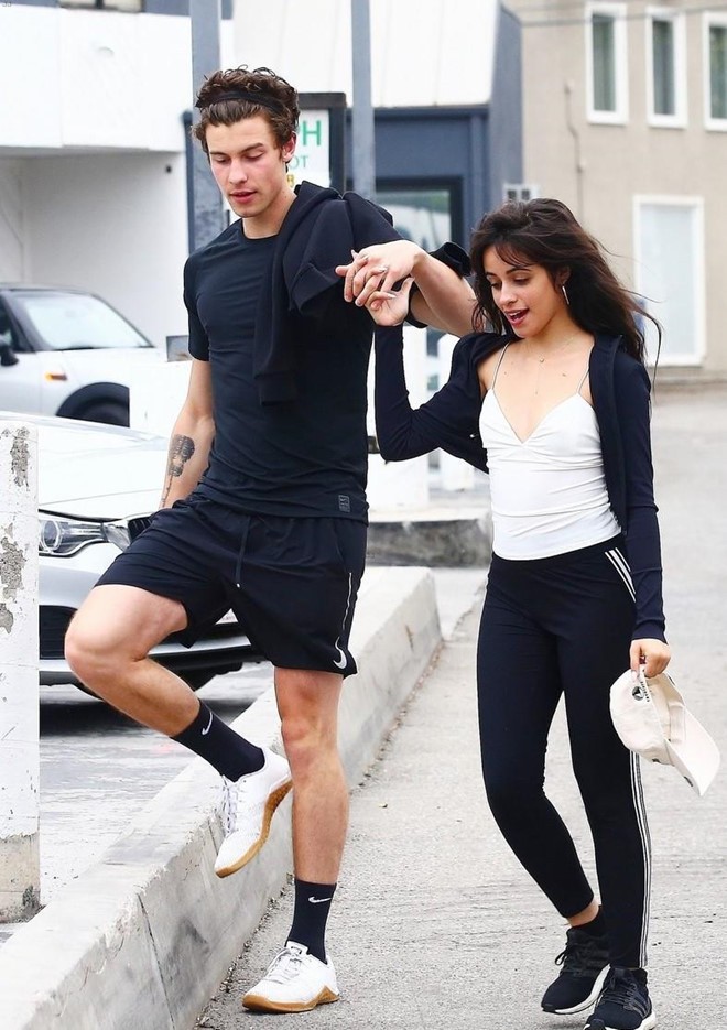 Camila Cabello để ngực trần catwalk - ảnh 8