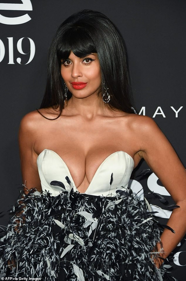 Jameela Jamil hở bạo, lộ gần trọn vòng 1 đi sự kiện gây choáng - ảnh 1