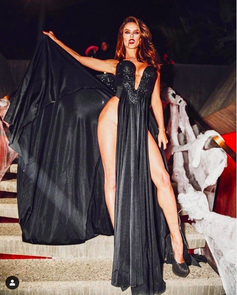 Alessandra Ambrosio hoá trang hở bạo dịp Halloween - ảnh 2