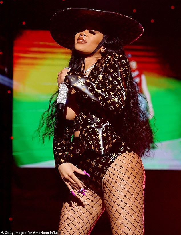 Rapper Saweetie chuộng mốt hở bạo, luôn khiến người nhìn phải đỏ mặt - ảnh 3