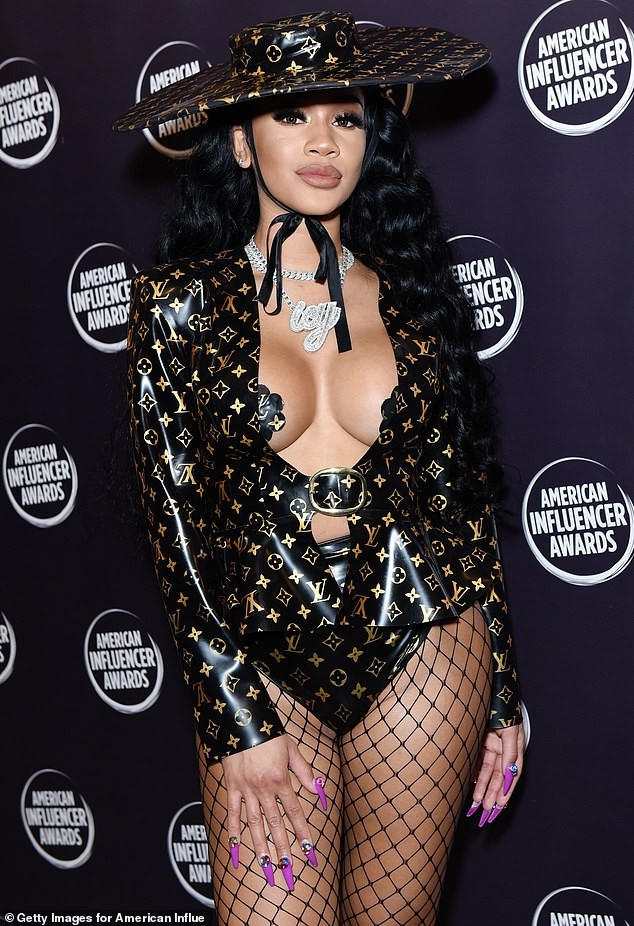 Rapper Saweetie chuộng mốt hở bạo, luôn khiến người nhìn phải đỏ mặt - ảnh 2