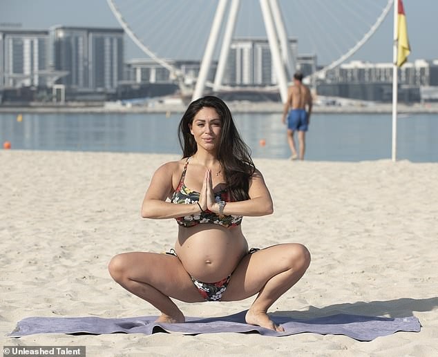 Casey Batchelor bế bụng bầu nặng nề tạo dáng yoga 'khó đỡ' gây choáng - ảnh 1