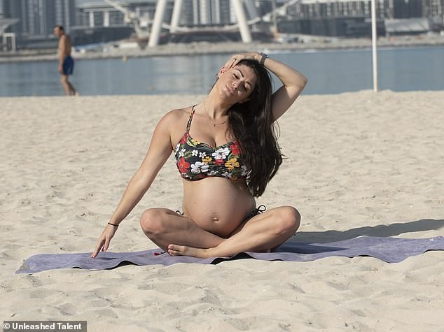 Casey Batchelor bế bụng bầu nặng nề tạo dáng yoga 'khó đỡ' gây choáng - ảnh 2