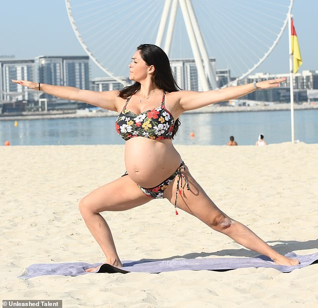 Casey Batchelor bế bụng bầu nặng nề tạo dáng yoga 'khó đỡ' gây choáng - ảnh 4