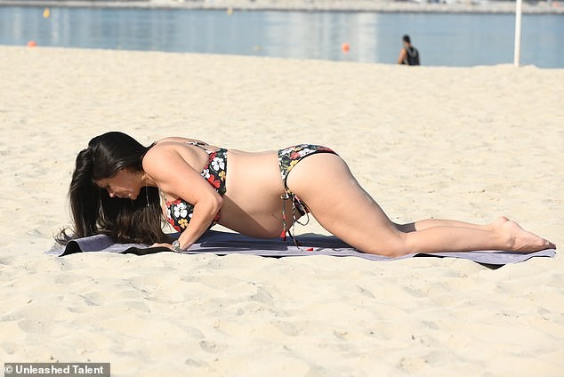 Casey Batchelor bế bụng bầu nặng nề tạo dáng yoga 'khó đỡ' gây choáng - ảnh 5