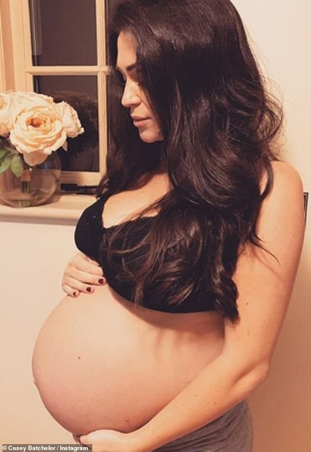 Casey Batchelor bế bụng bầu nặng nề tạo dáng yoga 'khó đỡ' gây choáng - ảnh 8