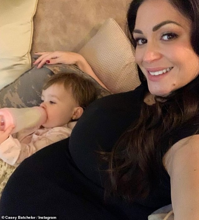 Casey Batchelor bế bụng bầu nặng nề tạo dáng yoga 'khó đỡ' gây choáng - ảnh 9
