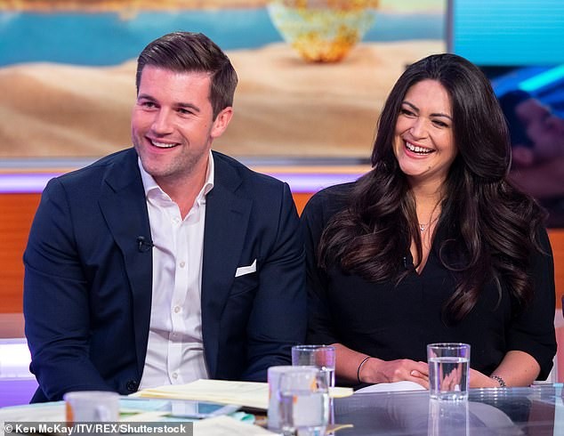 Casey Batchelor bế bụng bầu nặng nề tạo dáng yoga 'khó đỡ' gây choáng - ảnh 10