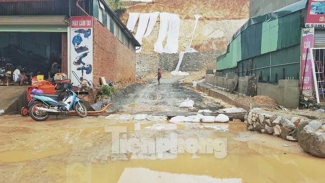 Vịnh Hạ Long đổi màu sau mưa lớn - ảnh 2