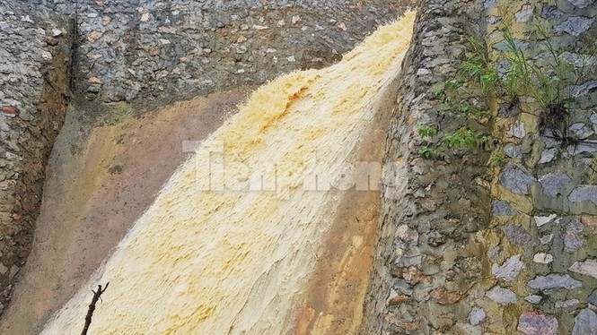 Vịnh Hạ Long đổi màu sau mưa lớn - ảnh 4