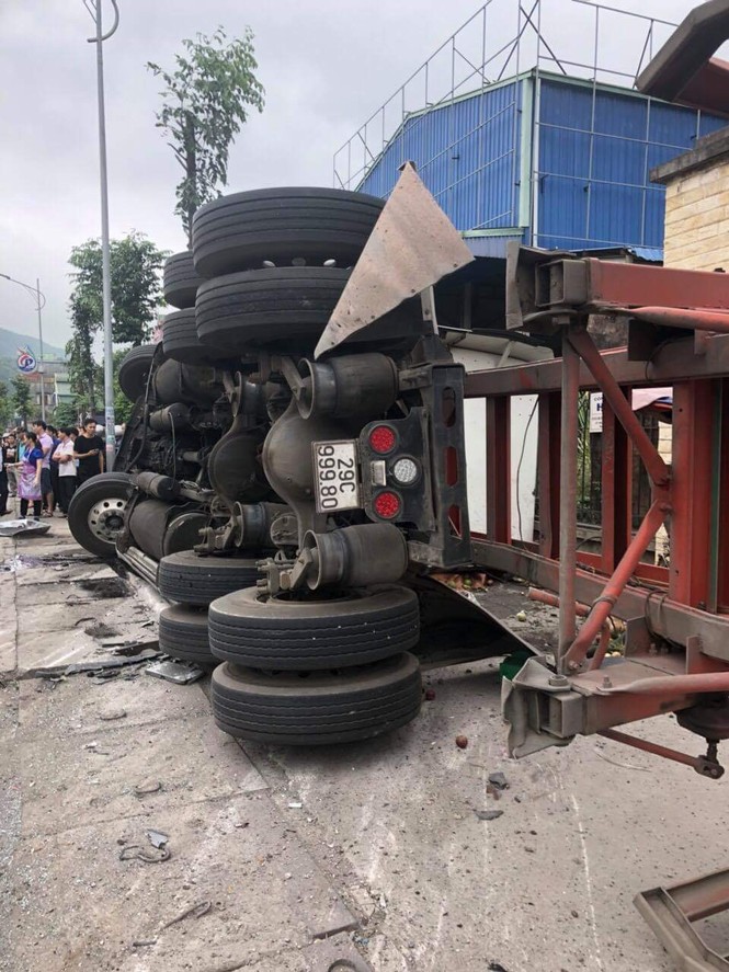 Container mất lái đâm liên hoàn nhiều người thương vong - ảnh 1