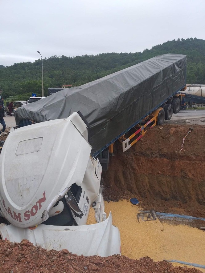Container “càn quét” hàng loạt ô tô trước khi rơi xuống hố - ảnh 5