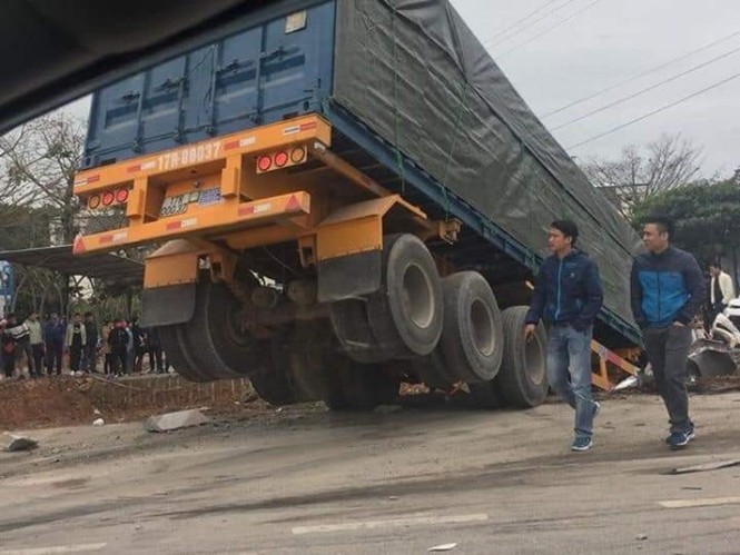 Container “càn quét” hàng loạt ô tô trước khi rơi xuống hố - ảnh 4