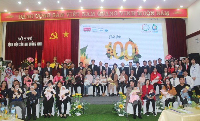 Bộ Y tế tặng quà cho 100 em bé ra đời bằng thụ tinh ống nghiệm - ảnh 2