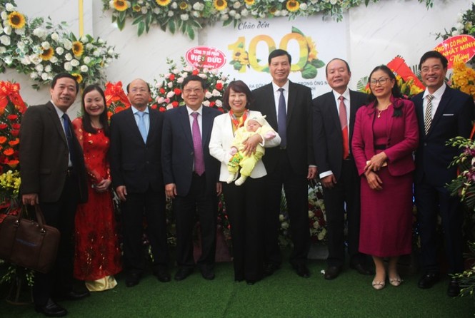Bộ Y tế tặng quà cho 100 em bé ra đời bằng thụ tinh ống nghiệm - ảnh 1
