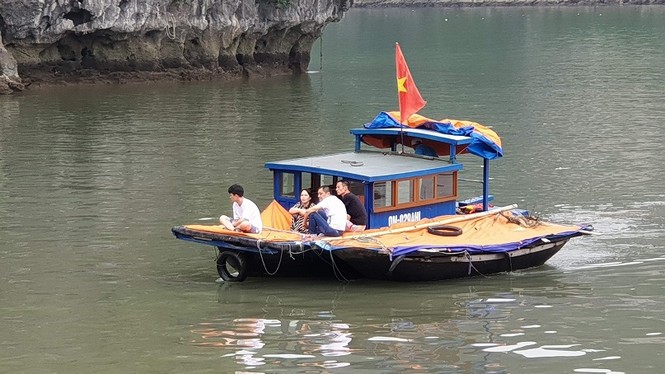 Xuồng mang BKS Biên phòng tham gia chở khách “chui” trên vịnh Hạ Long - ảnh 2