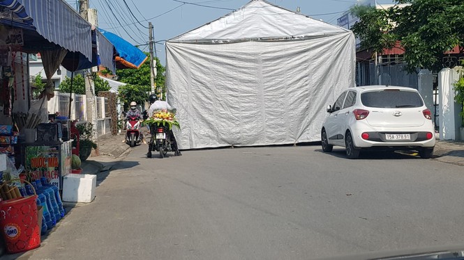 Hiệu trưởng dựng rạp giữa đường làm đám cưới cho con 3 ngày 3 đêm - ảnh 3
