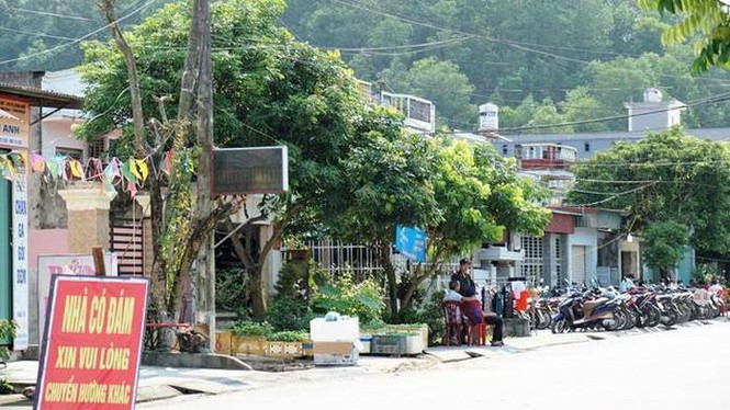 Hiệu trưởng dựng rạp giữa đường làm đám cưới cho con 3 ngày 3 đêm - ảnh 4