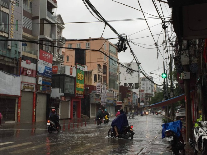 Hải Phòng mưa lớn, nhiều tuyến phố ngập trong nước - ảnh 8