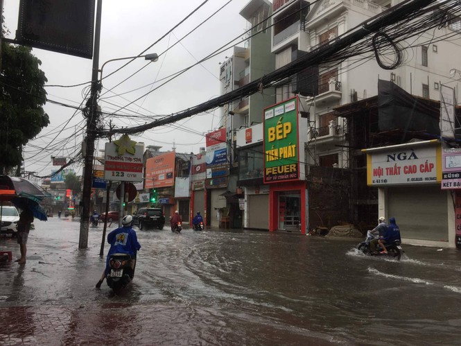 Hải Phòng mưa lớn, nhiều tuyến phố ngập trong nước - ảnh 7