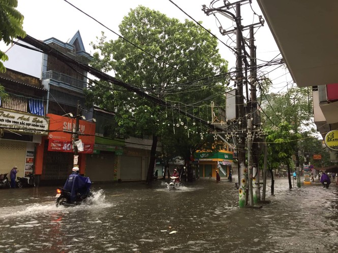 Hải Phòng mưa lớn, nhiều tuyến phố ngập trong nước - ảnh 5