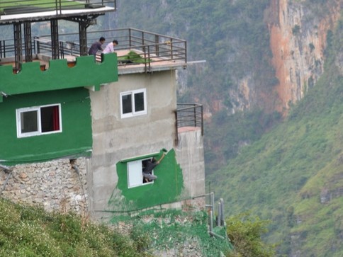 Panorama Mã Pì Lèng bất ngờ đổi màu sơn xanh - ảnh 4