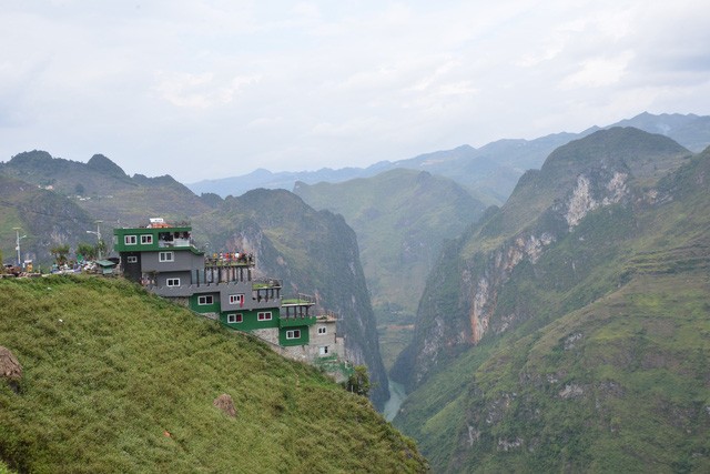 Panorama Mã Pì Lèng bất ngờ đổi màu sơn xanh - ảnh 2