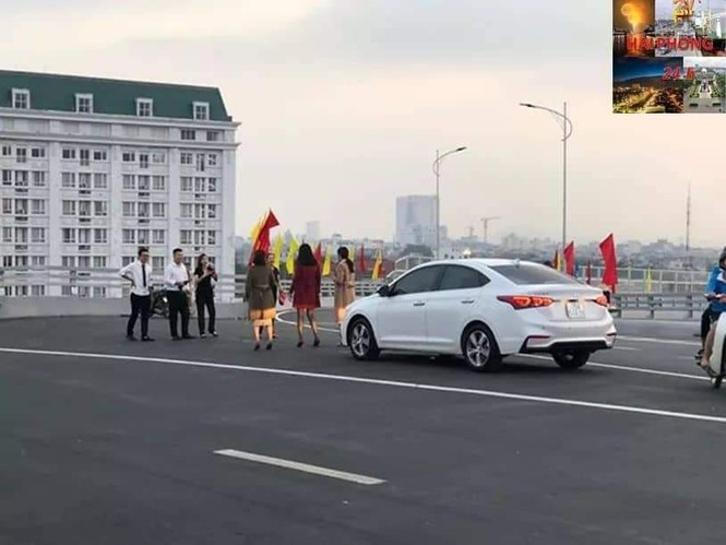 Người dân vô tư đỗ xe để “check in” trên cây cầu hiện đại nhất Hải Phòng - ảnh 6