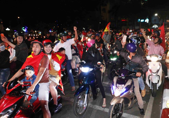 'Bão' xe máy phố núi Pleiku diễu hành mừng kỳ tích U23 Việt Nam - ảnh 5