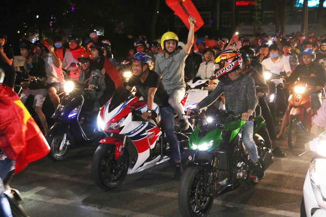'Bão' xe máy phố núi Pleiku diễu hành mừng kỳ tích U23 Việt Nam - ảnh 4