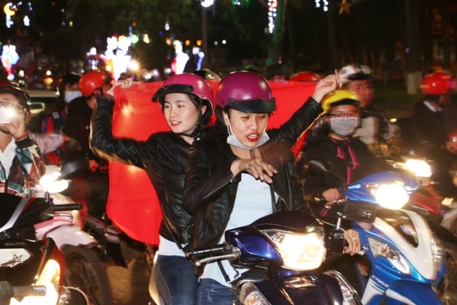 'Bão' xe máy phố núi Pleiku diễu hành mừng kỳ tích U23 Việt Nam - ảnh 7