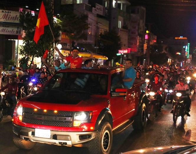 'Bão' xe máy phố núi Pleiku diễu hành mừng kỳ tích U23 Việt Nam - ảnh 2