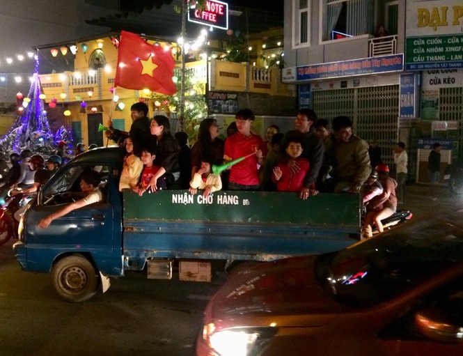 Phố núi Pleiku tưng bừng kèn trống ăn mừng chiến thắng - ảnh 7