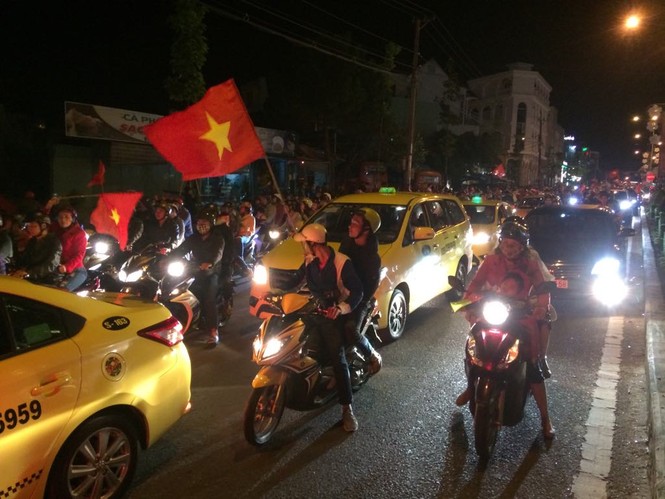 Phố núi Pleiku tưng bừng kèn trống ăn mừng chiến thắng - ảnh 8