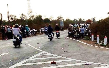 Va chạm với ô tô, 3 người trong gia đình tử vong tại chỗ - ảnh 2