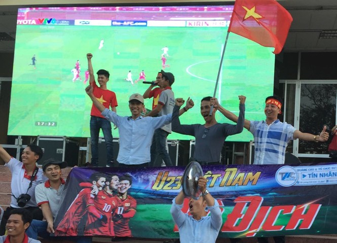 CĐV Buôn Ma Thuột đổ ra đường mừng kỳ tích U23 Việt Nam - ảnh 4
